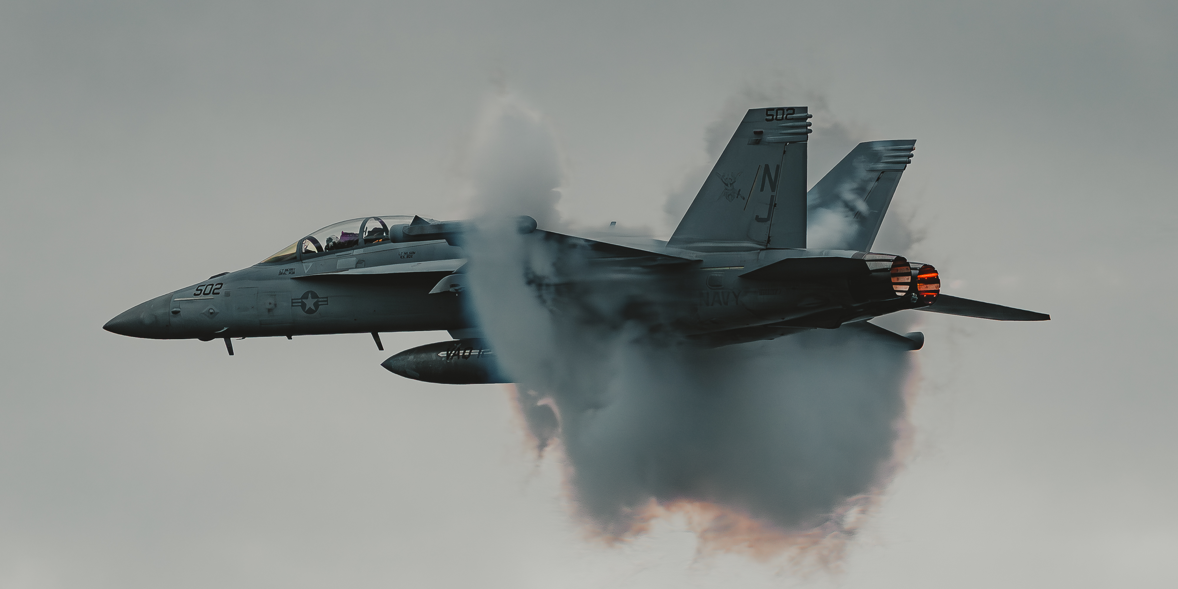 Navy F/A-18F vapor cloud